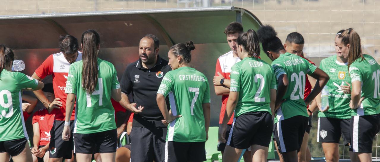 Jugadoras y cuerpo técnico del Cacereño Femenino, durante un encuentro la temporada pasada.