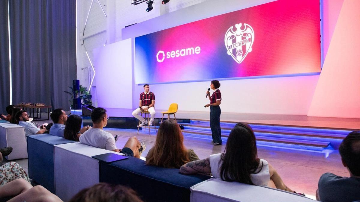 El Levante UD presenta sus nuevas camisetas