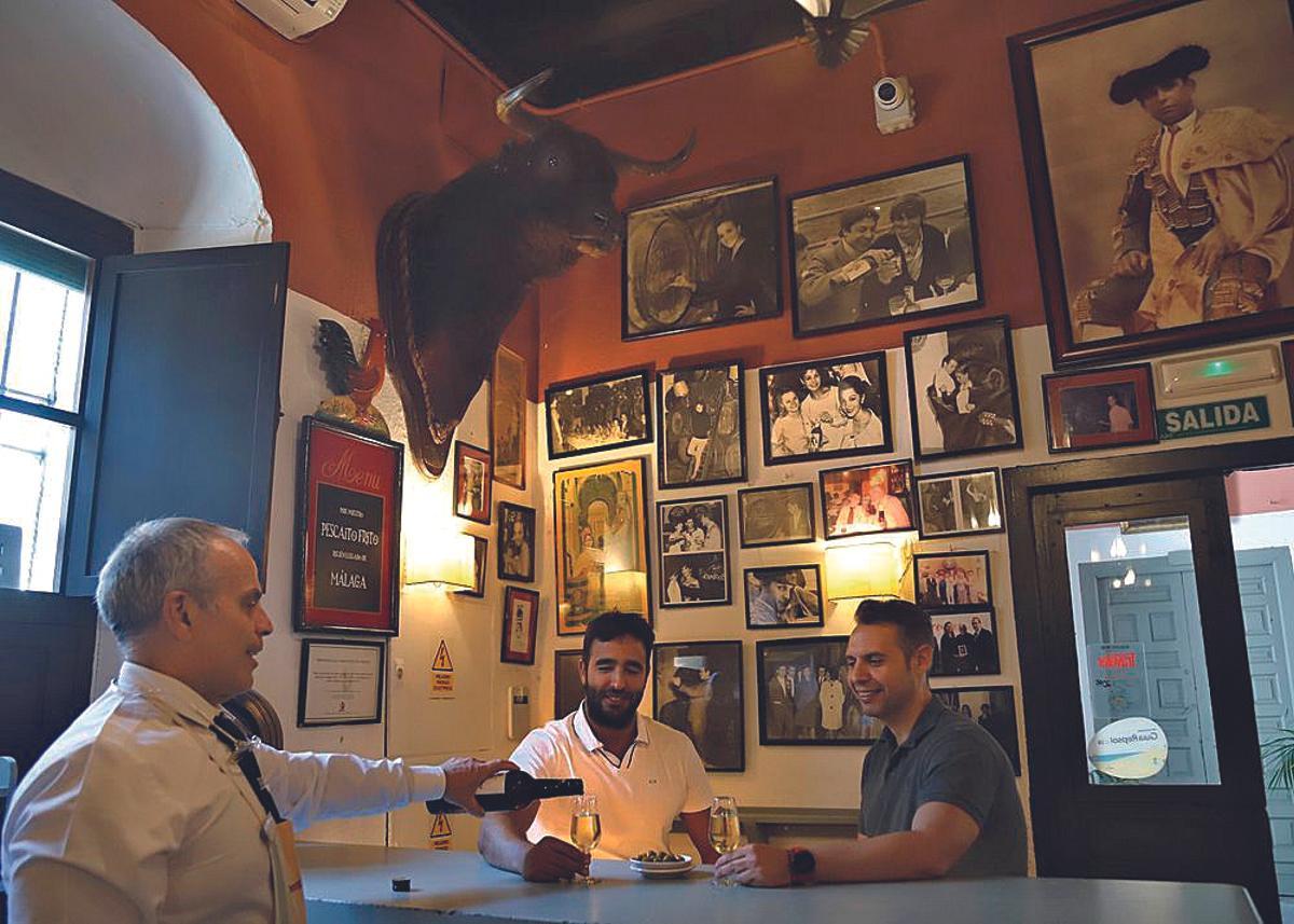 Unos amigos disfrutan en la taberna Bodegas Campos.
