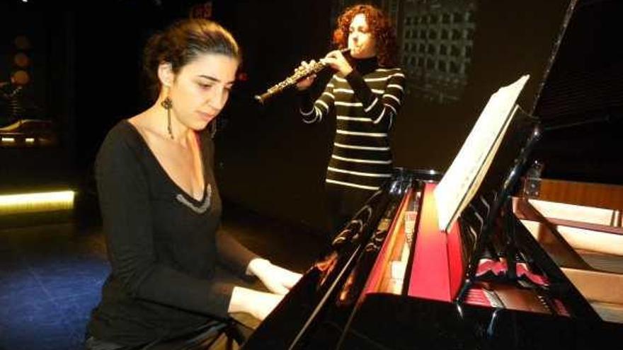 La joven pianista María Márquez y Mari Pepa Contreras, el Dúo Mainake.