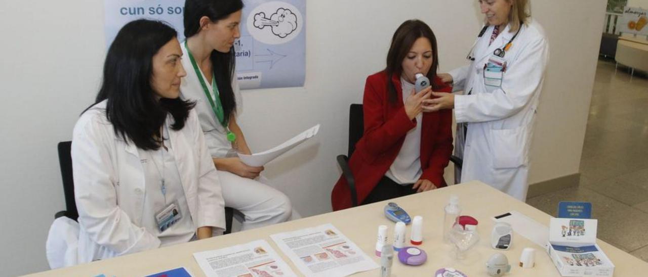 La neumóloga Cristuna Represas hace una espirometría. |   // ALBA VILLAR
