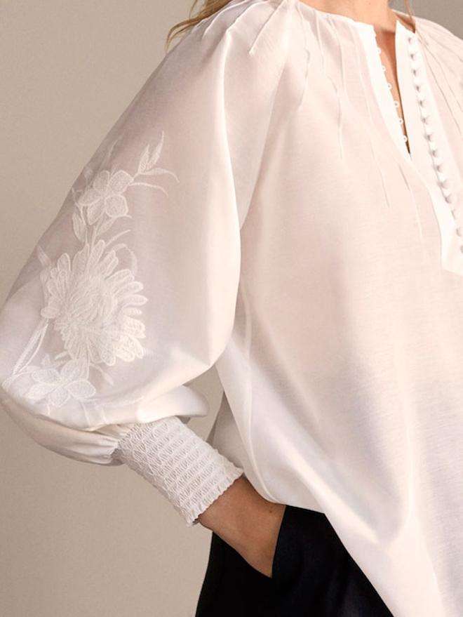 Massimo Dutti ha creado la camisa básica blanca perfecta con magas  abullonadas - Woman