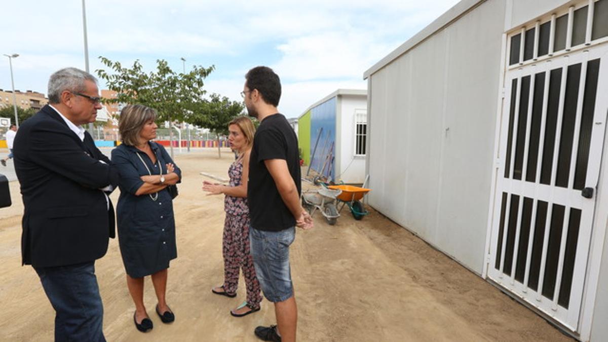 La alcaldesa de L'Hospitalet, Núria Marín, durante su visita a los módulos prefabricados de la escuela Paco Candel.
