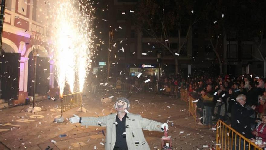 Acrobacias y pirotecnia anuncian el encendido del alumbrado navideño