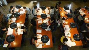 Estudiants a la biblioteca de la Universitat de Barcelona.