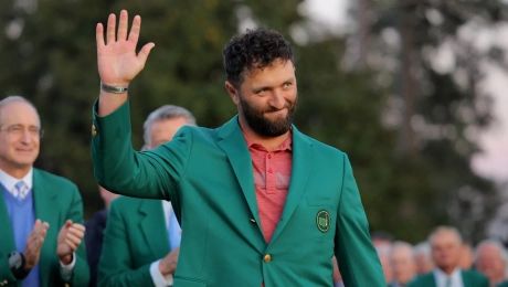 jon rahm con la chaqueta verde