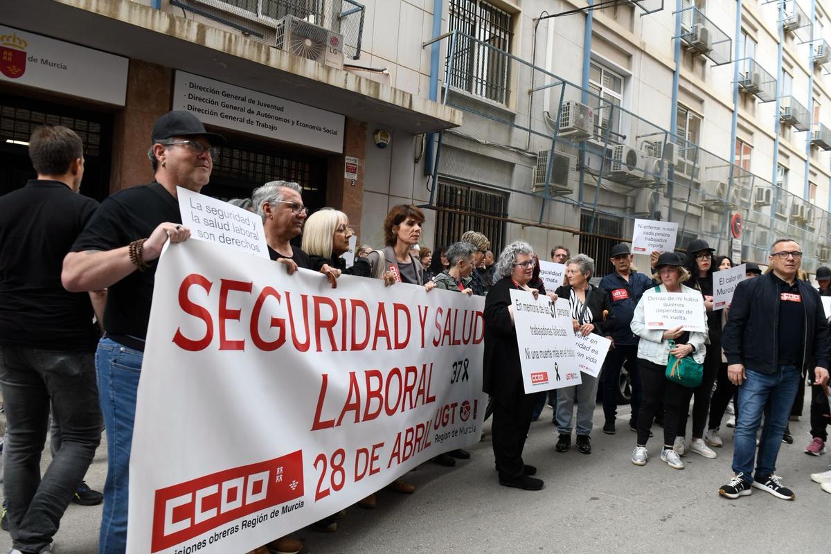 Un momento de la concentración frente a las puertas de Trabajo.