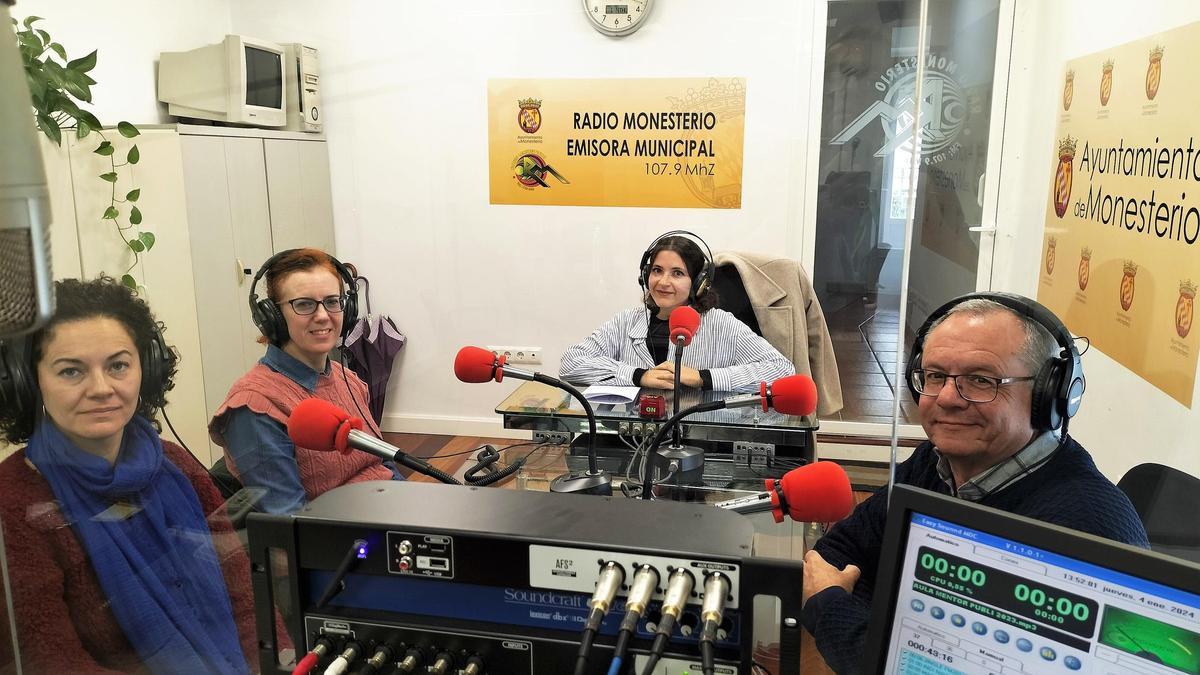 Debate sobre el uso del móvil en los estudios de Radio Monesterio