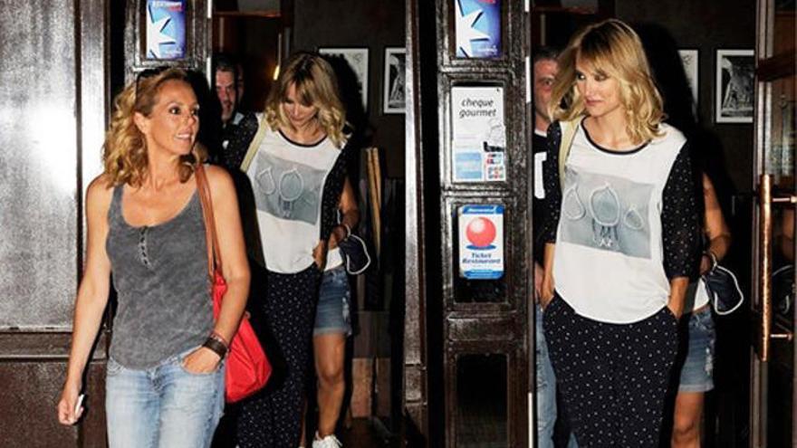 Alba Carrillo y Rocío Carrasco saliendo de un bar.