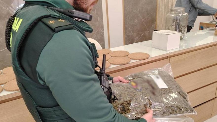 Acusan a un matrimonio y a su hijo de tráfico de drogas en una tienda de productos con CBD en Guardamar