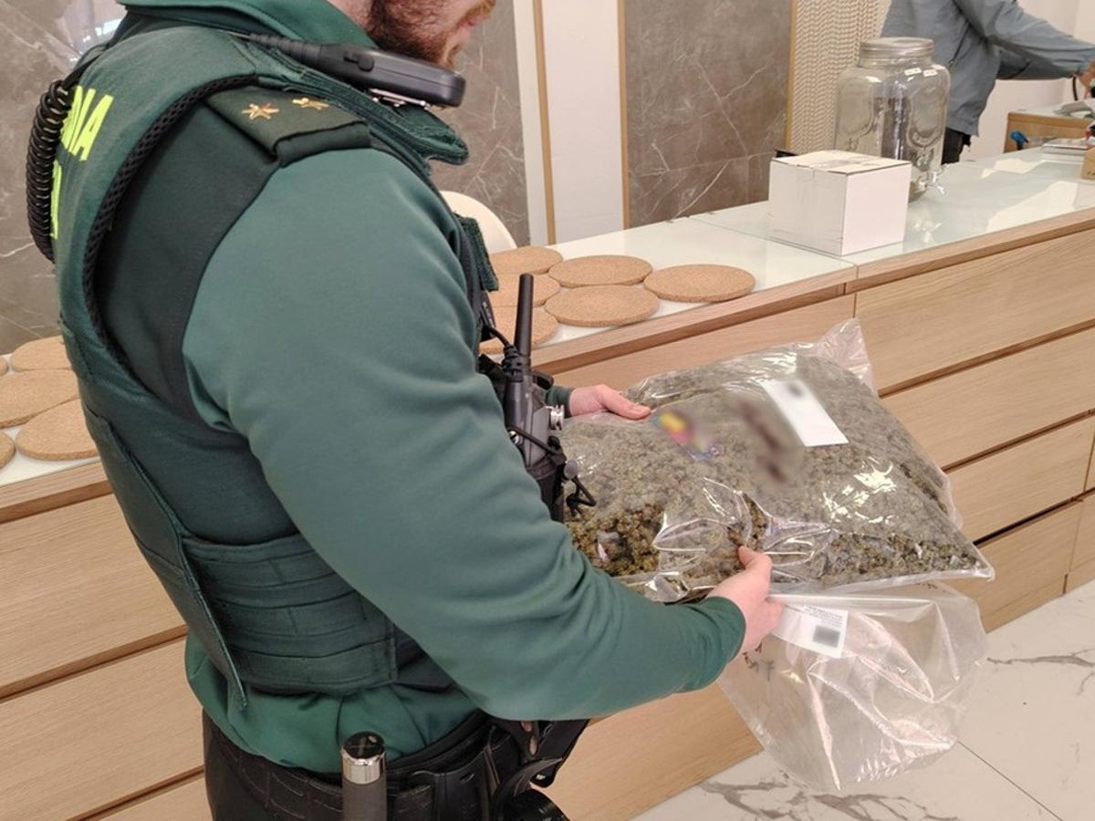 Un agente con una bolsa de marihuana intervenida en Guardamar.