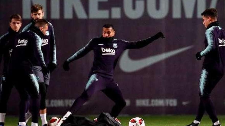 Imagen del entrenamiento de ayer del Barcelona. // Efe