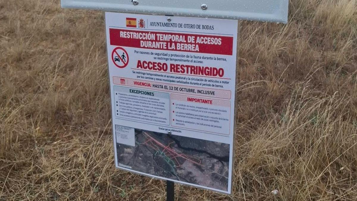 Carteles que prohíben el acceso a ciertas zonas de la Sierra de la Culebra