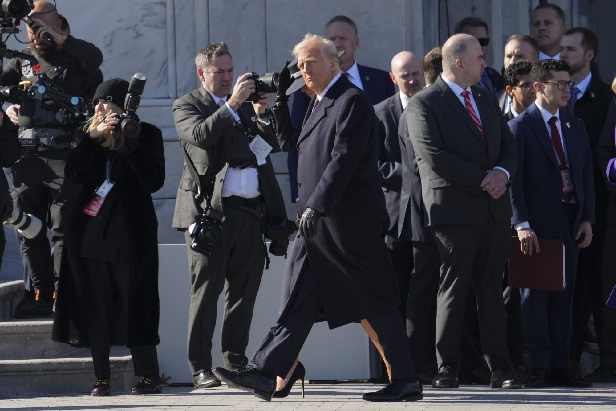 Washington (United States), 20/01/2025.- US President Donald Trump (C) arrives for the departure ceremony for the Bidens on the East Front of the United States Capitol after the swearing-in of Donald Trump as President in Washington, DC, USA, 20 January 2025. Trump was sworn in for a second term as president of the United States on 20 January. The presidential inauguration was held indoors due to extreme cold temperatures in DC. (Estados Unidos) EFE/EPA/CHRIS KLEPONIS / POOL