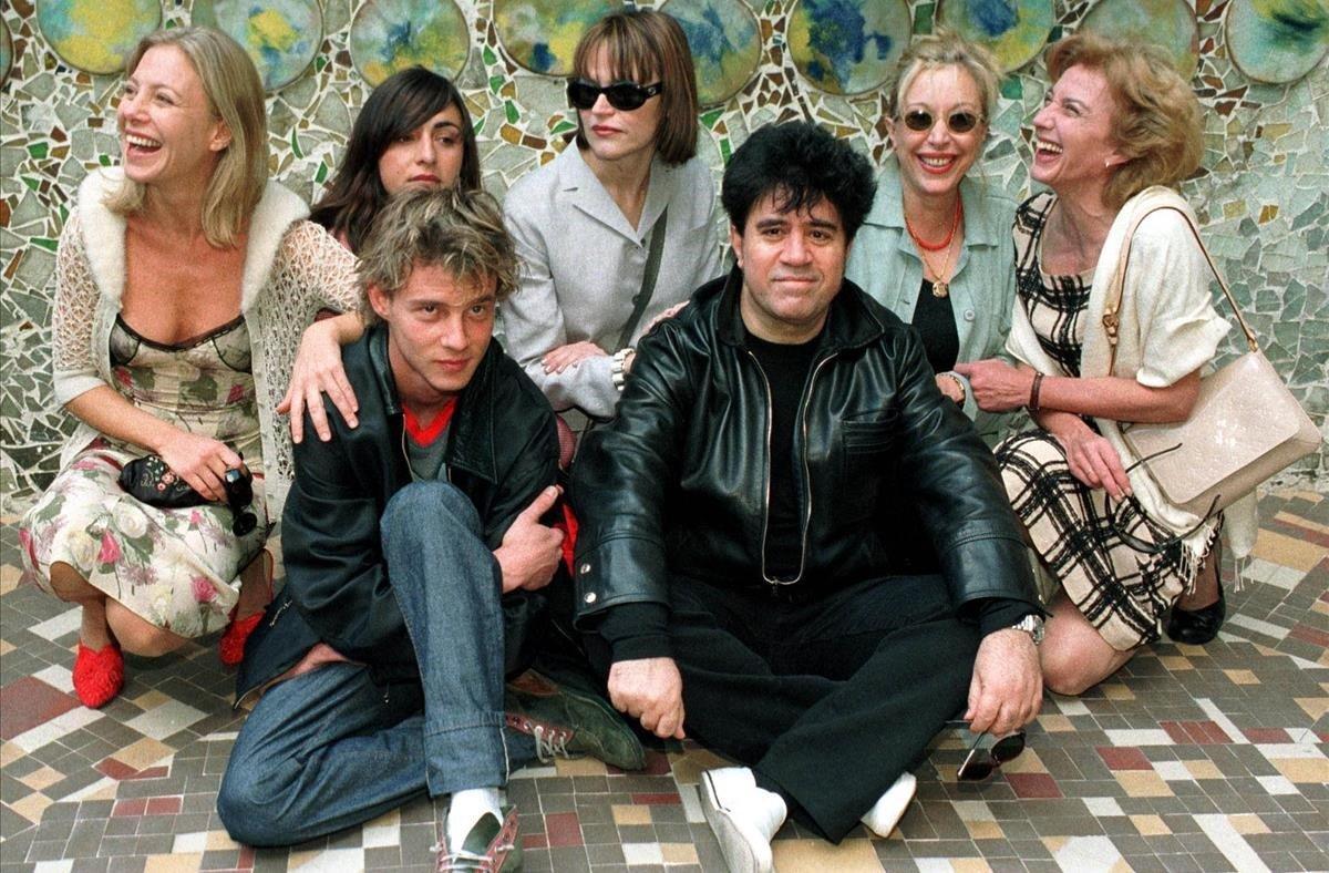 El director de cine Pedro Almodóvar posa con las actrices de su película ’Todo sobre mi madre’ en su presentación en Barcelona. De izquierda a derecha, arriba: Cecilia Roth, Candela Peña, Antonia Sanjuan, Rosa Maria Sardà, Marisa Paredes. Abajo: Eloy Azorín y Pedro Almodóvar.