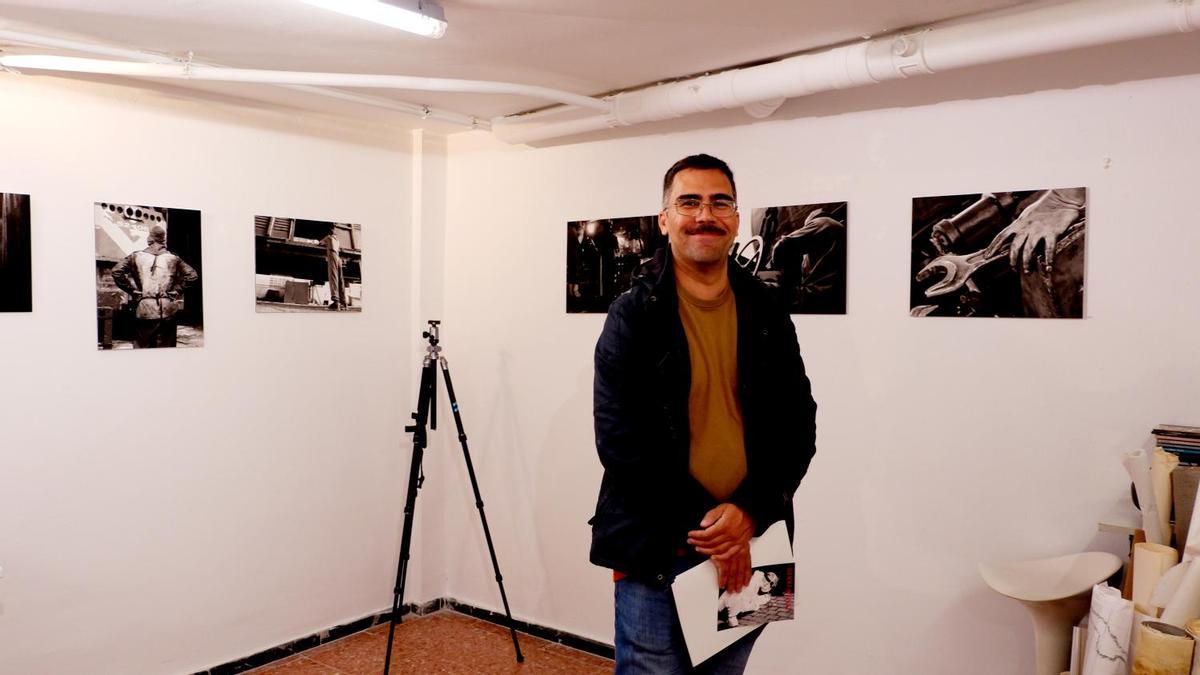 Alejandro Alonso Déniz, creador de Calendario de Eventos Gran Canaria, durante una muestra cultural, reflejo de su vinculación con el tejido creativo y social de la isla.