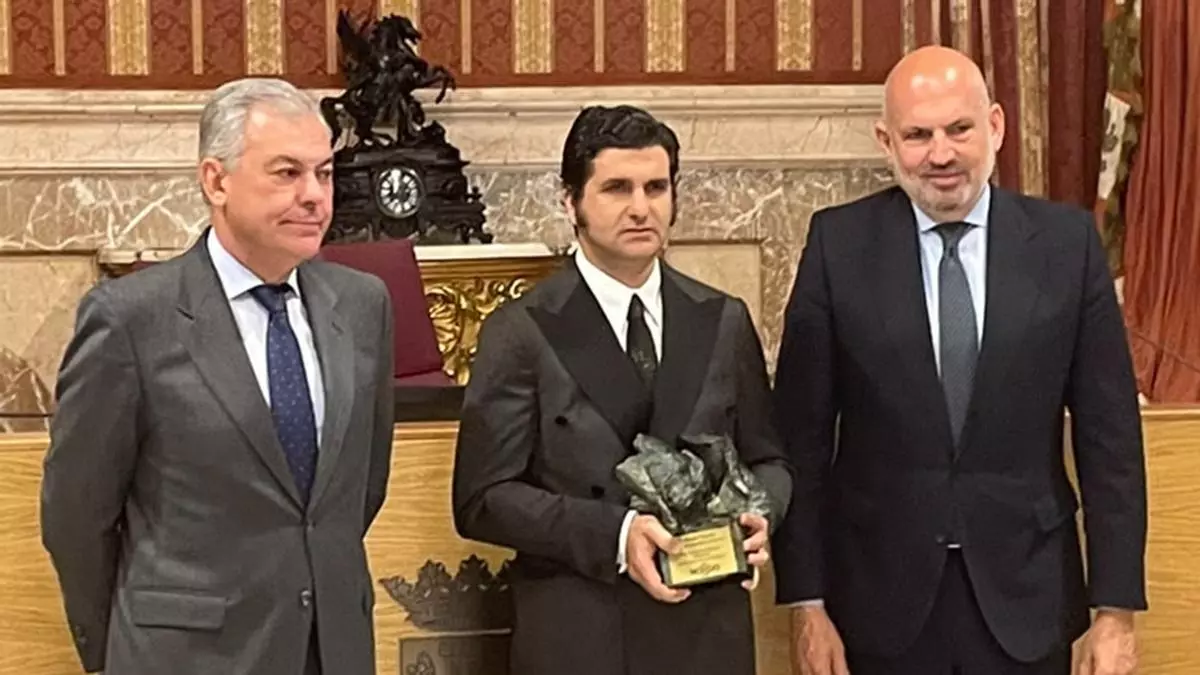 Morante de la Puebla recibe el Premio Taurino de Sevilla antes de la corrida del Corpus: “Solo quiero que mañana sea un día bonito y disfrute la gente“