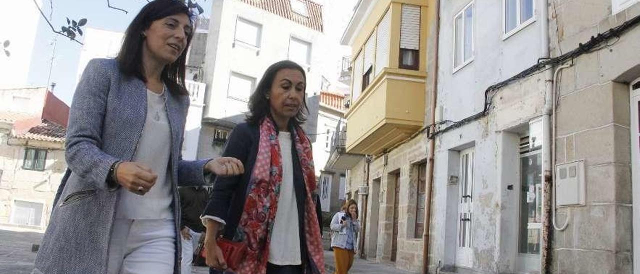 La conselleira de Vivenda, Ángeles Vázquez, con la alcaldesa, María Ramallo, en una visita a Marín. // S.A.