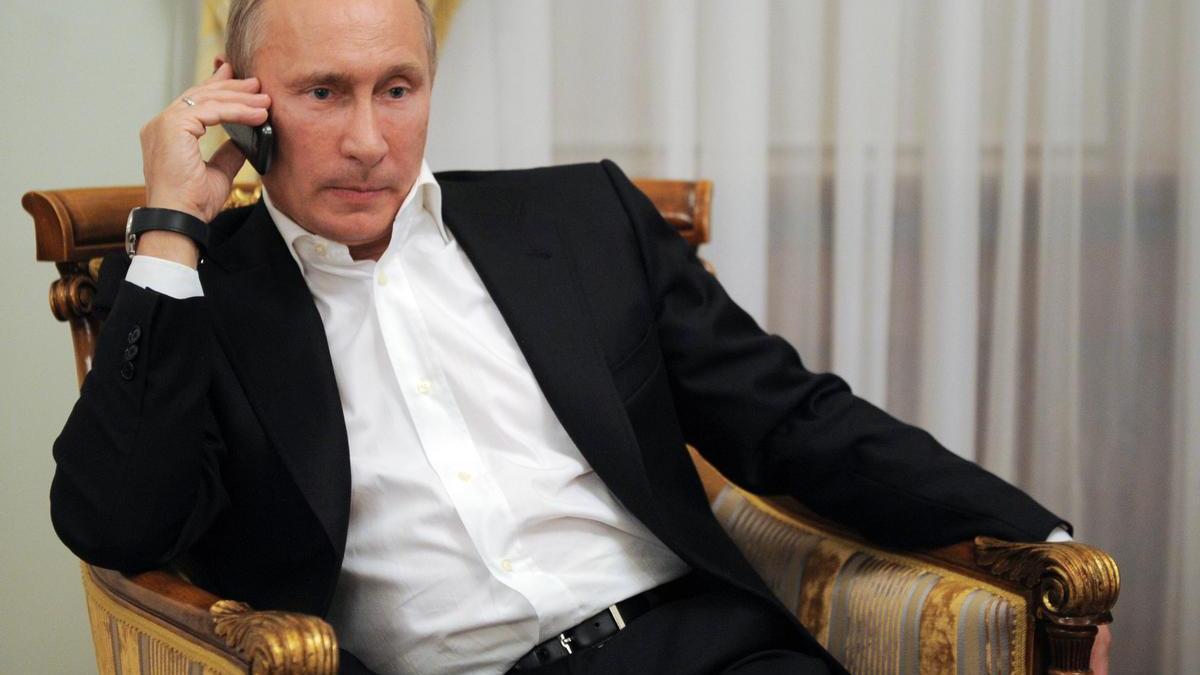 Vladimir Putin haciendo uso de su teléfono móvil en el Kremlin.
