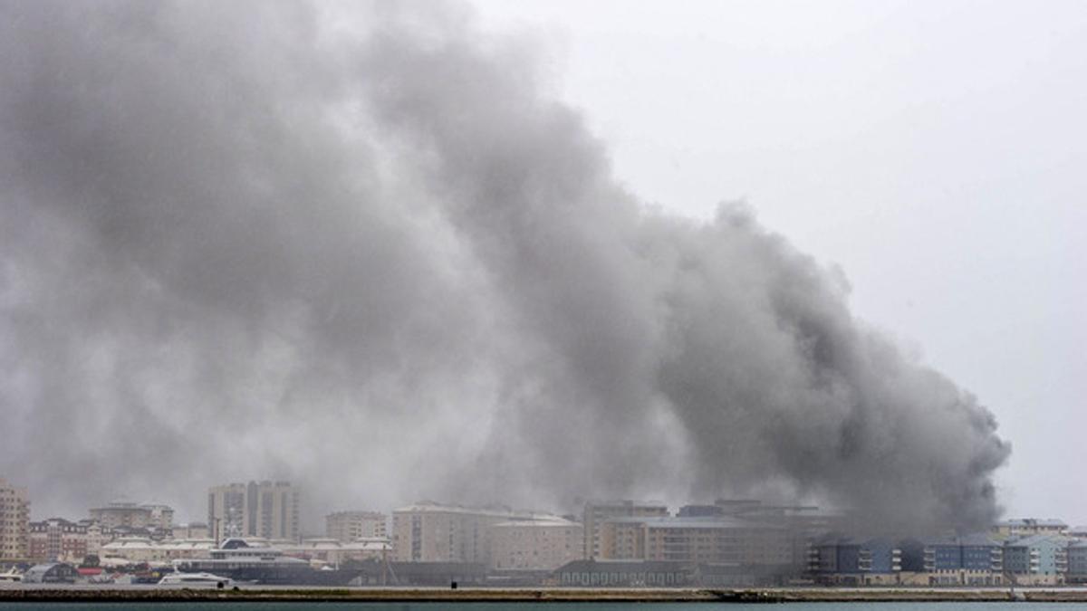 Columna de humo procedente de la central eléctrica de Waterport, en Gibraltar, este domingo.