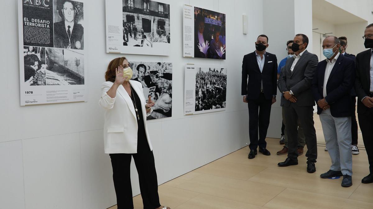 Representantes políticos y de las asociaciones durante la visita a la exposición