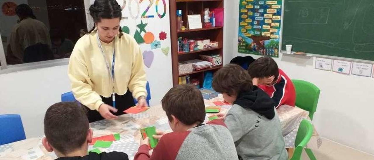 Alumnos durante una clase de inglés en la Academia Camelias, centro colaborador. // Cedida