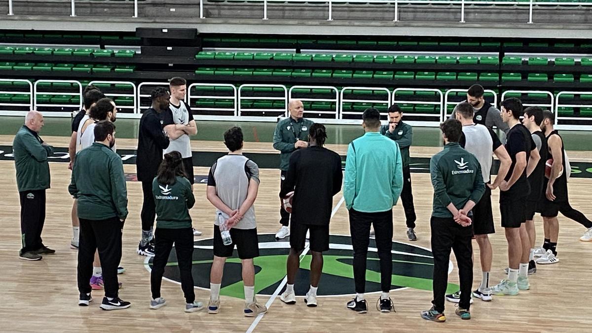 Arturo Álvarez habla con los jugadores y técnicos del Cáceres tras su primer entrenamiento.