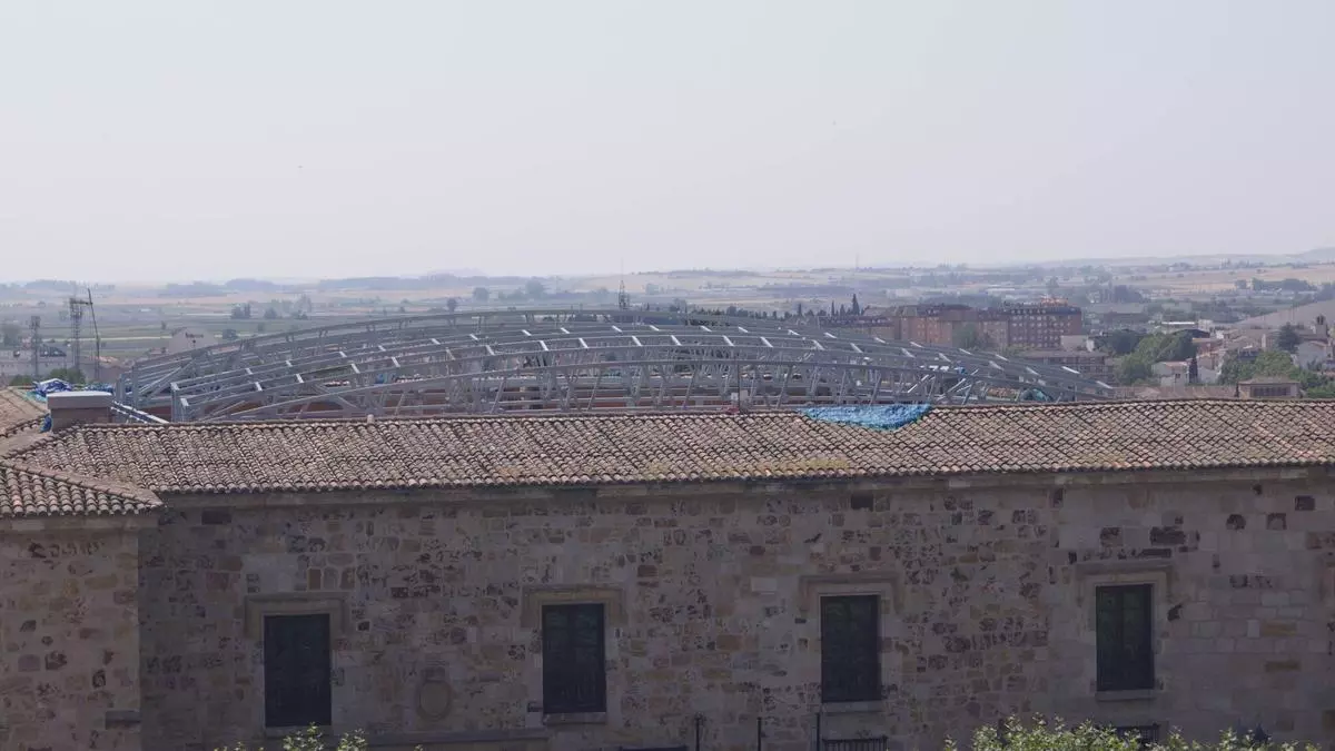 ¿Causa impacto visual en el casco antiguo la nueva cubierta del patio del Parador de Turismo?