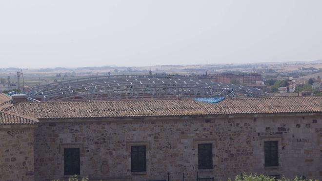 GALERÍA | Así se coloca la nueva cubierta del patio del Parador de Zamora
