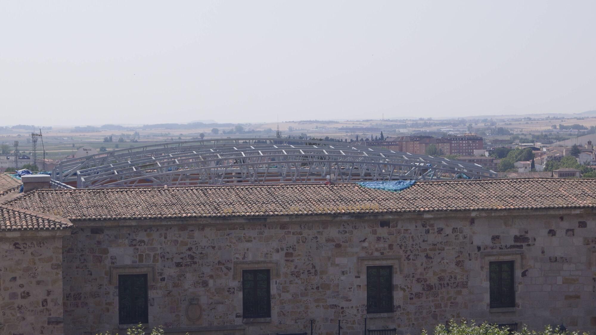 Así se coloca la nueva cubierta del patio renacentista  del Parador de Zamora