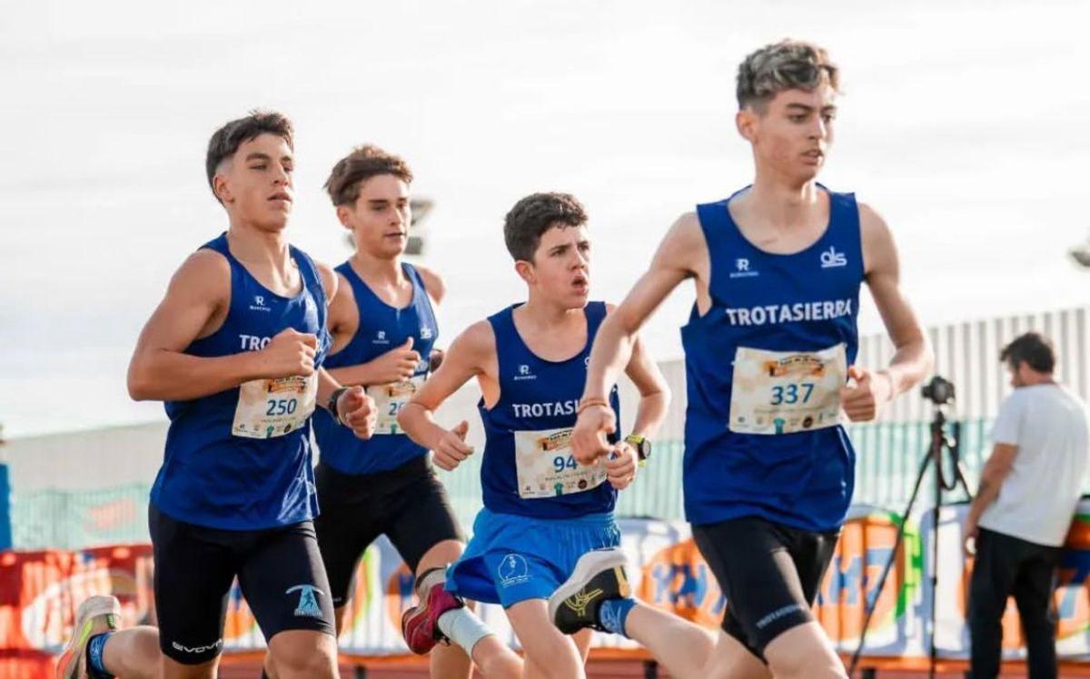 Un grupo de atletas, en una de las carreras de base de la Ruta de la Miel.