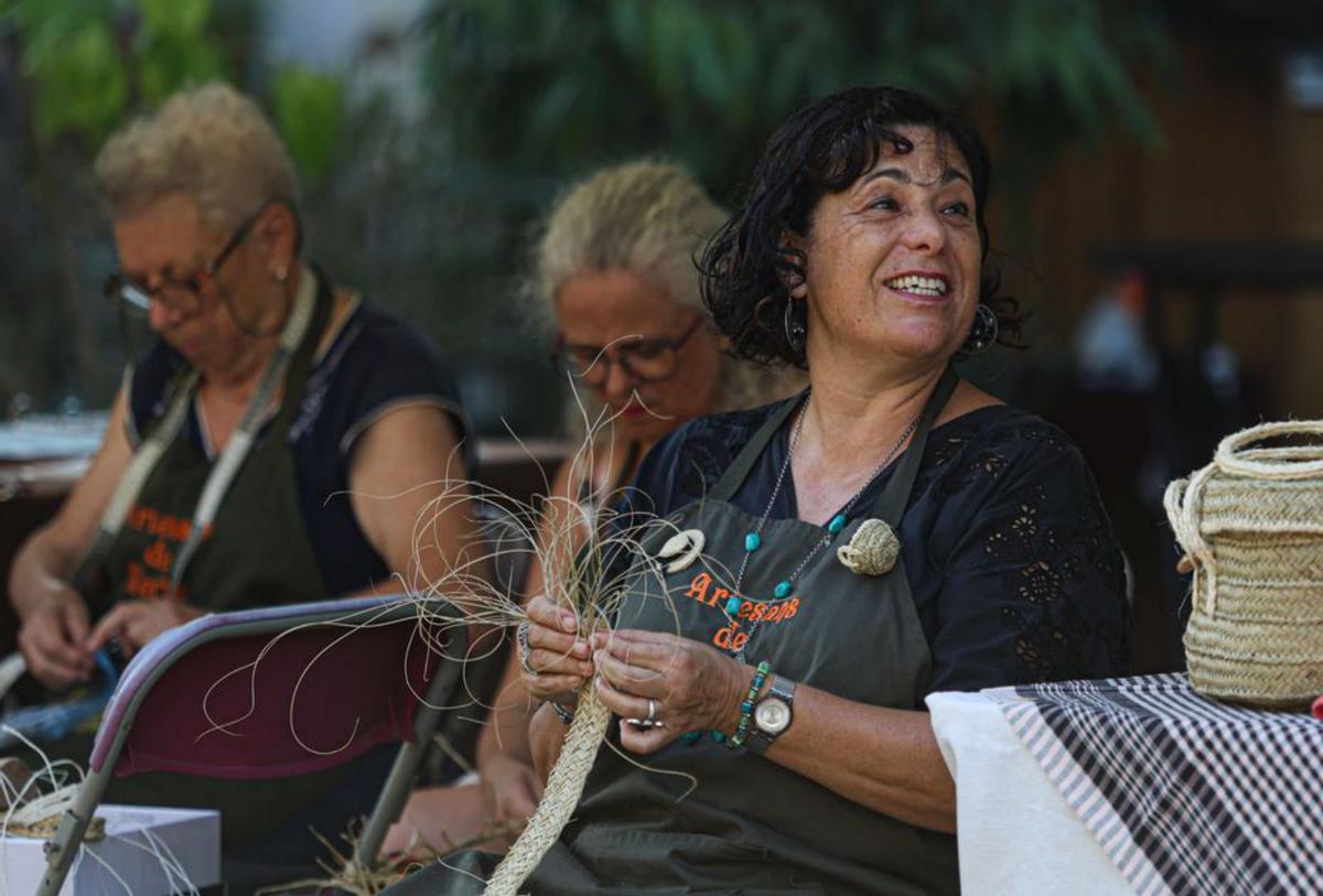 Cerca de 30 puestos de artesanías en Vara de Rey.