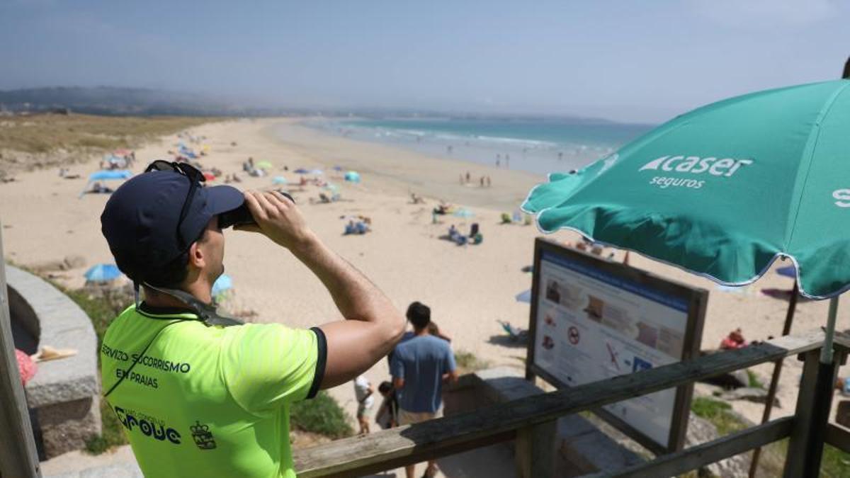 Un socorrista en la playa de A Lanzada.