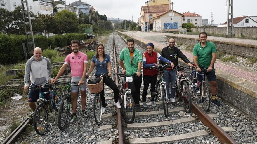 Un grupo de ciclistas posa en las vías de tren en Chapela. // R. Grobas