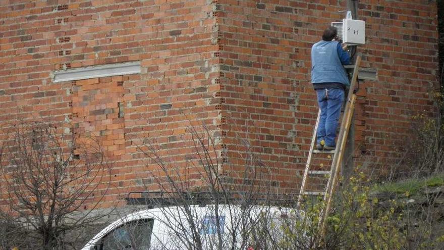 Un técnico de Telefónica arregla una avería en el municipio de Gallegos del Río.