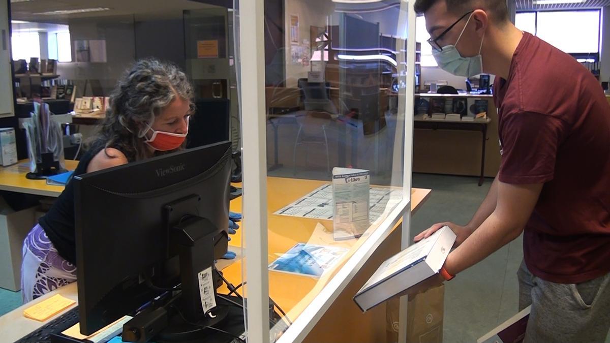 Devolución de libros en la biblioteca de Elche