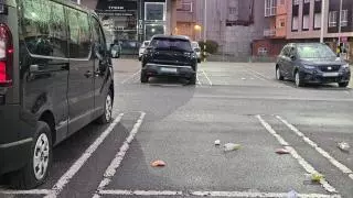 Coches de aficionados del Lyon con las ruedas pinchadas en el entorno de Balaídos