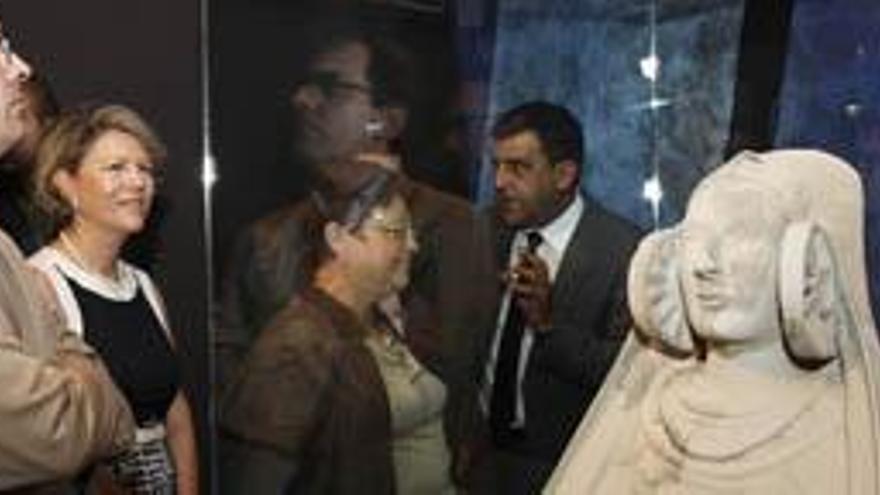 Luisa Pastor y Joaquín Albaladejo junto al busto conocido como &quot;La Dama de Guardamar&quot;