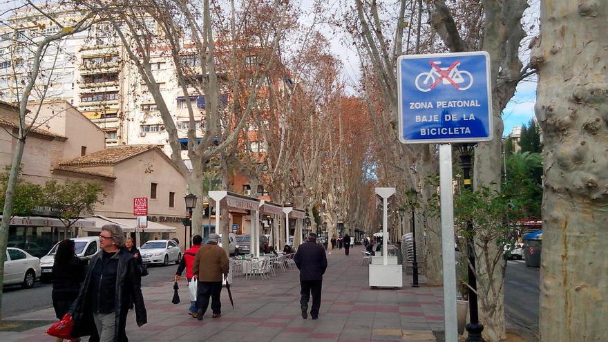 El cartel de ´Baje de la bici´ acaba con las quejas vecinales