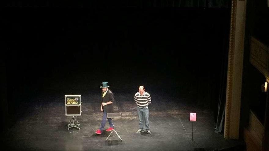 La magia de Nano Arranz encandila al Teatro Latorre