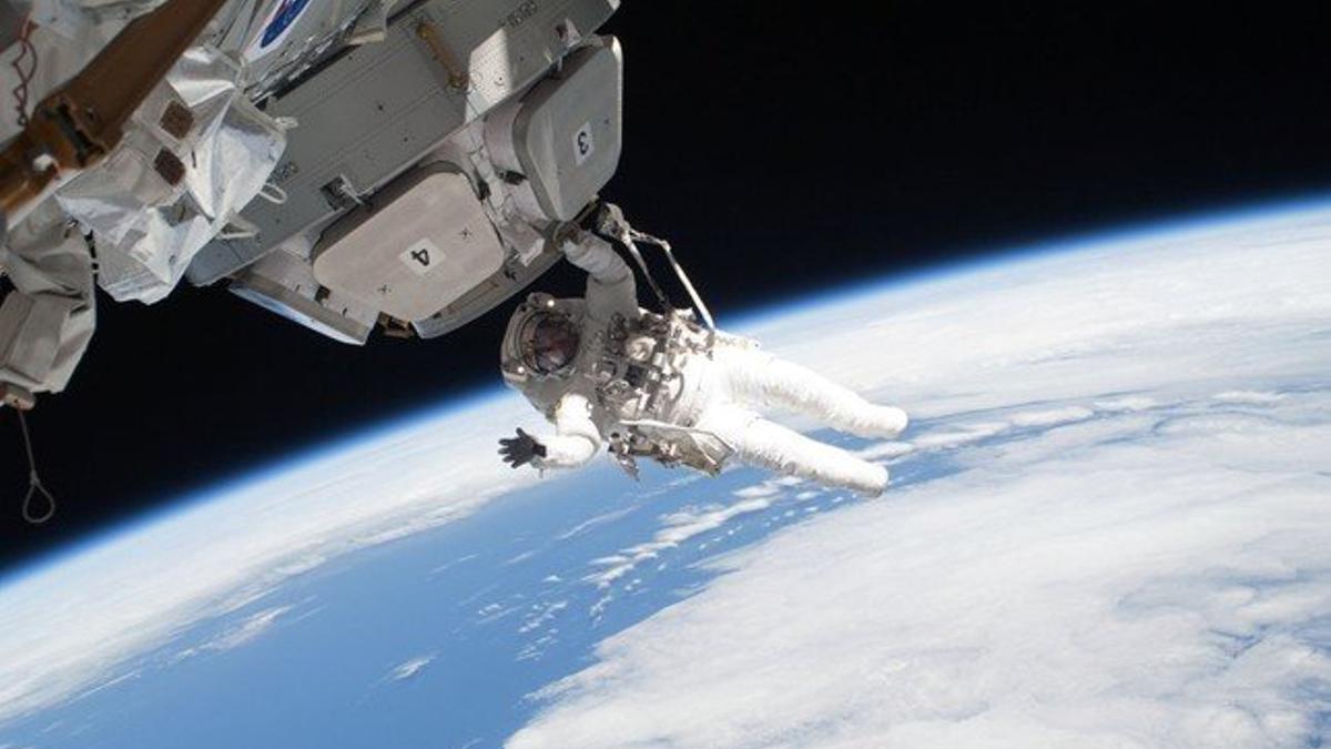 El astronauta Nicholas Patrick trabaja en el mantenimiento de la cubierta de la estación espacial. La foto está fechada en el 17 de febrero del 2010.