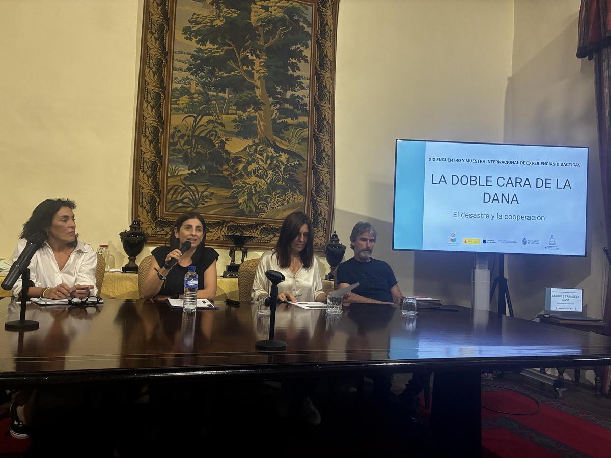 Maria Carem Tormos intervenint a la Trobada d’Experiències Didàctiques ‘Letras y Estrellas’ de Santa Cruz de La Palma.