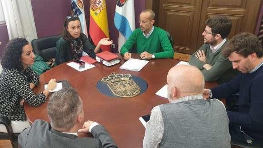 La alcaldesa se reunió con los responsables de la empresa. // FdV