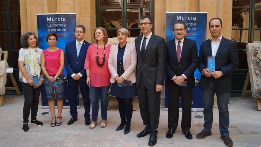 Noelia Arroyo (5º izda.) y José Ballesta (6º izda.), con los responsables, organizadores y patrocinadores del Día de los Museos.