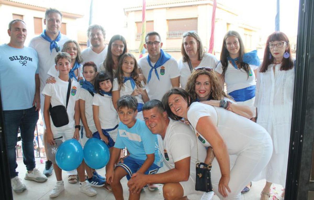 El dance, una tradición que pasa de mayores a jóvenes. | SERVICIO ESPECIAL