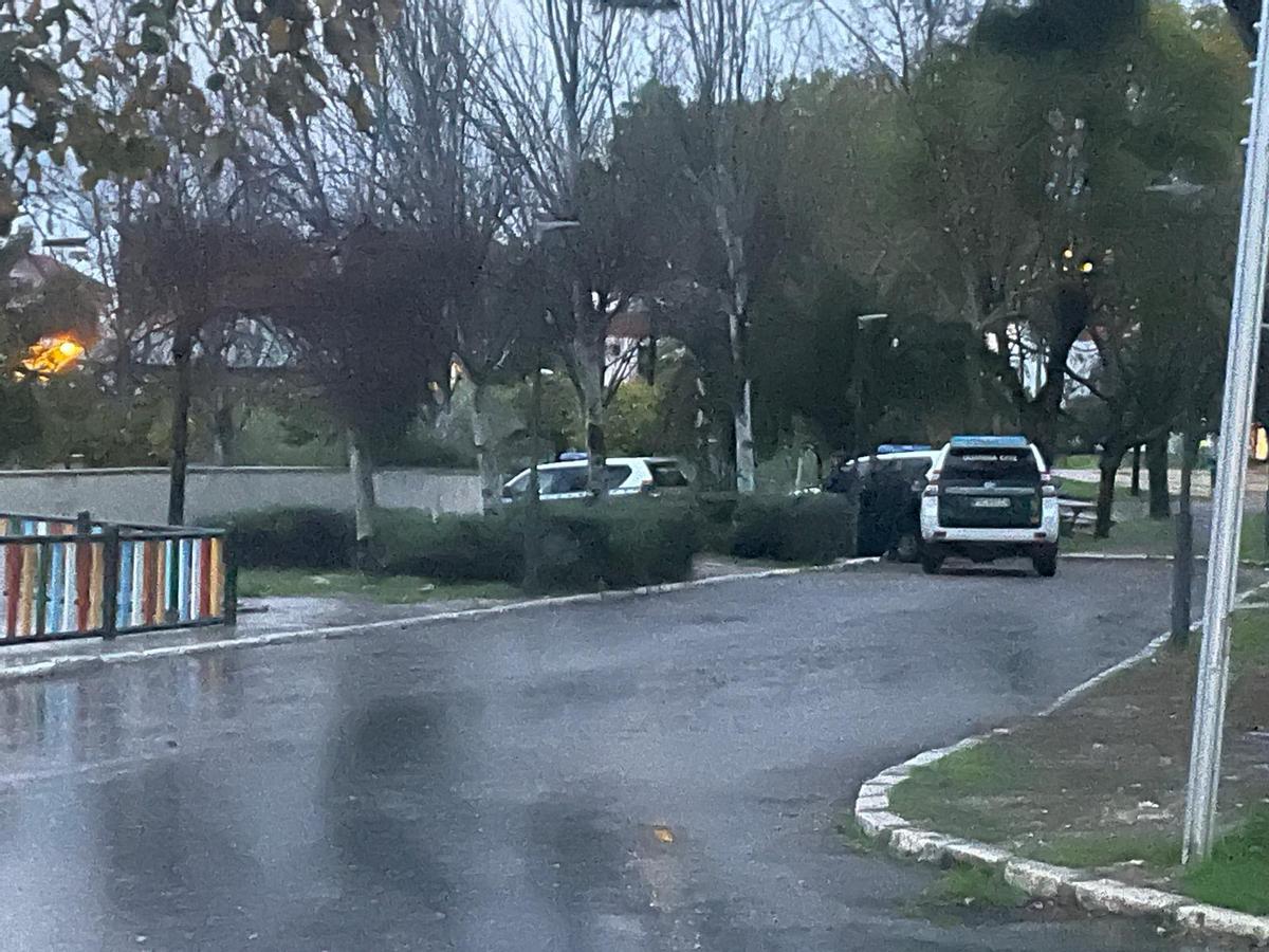 Vehículos de la Guardia Civil alrededor del antiguo cuartel del cuerpo, donde se desarrolla el operativo.