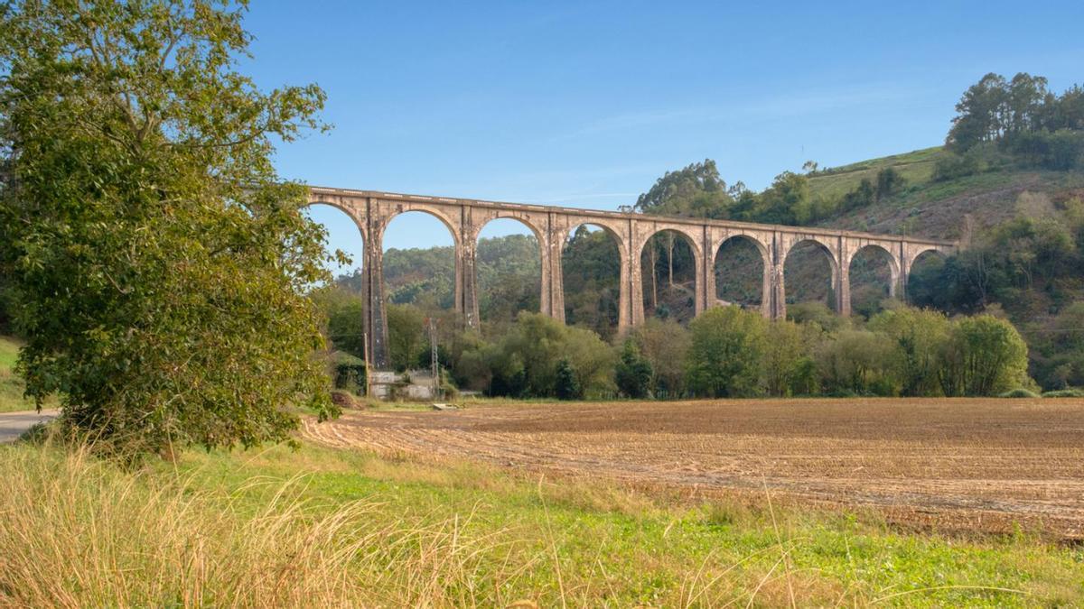 Vista panorámica del Puente del Canero en Valdés, Asturias