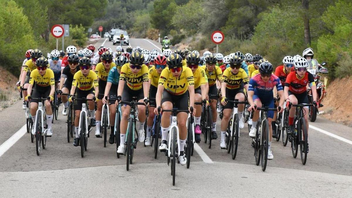 El pelotón durante la pasada edición.