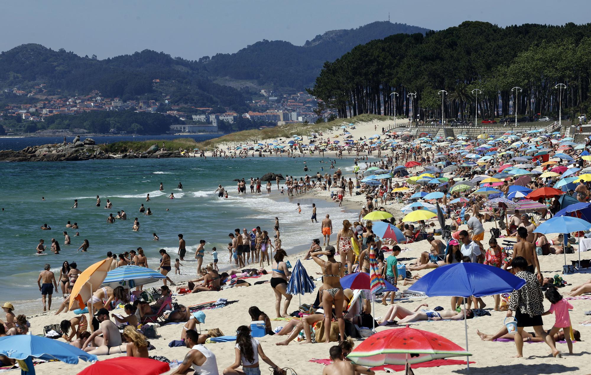 Vigo (Playa de Samil). Día de sol y calor.
