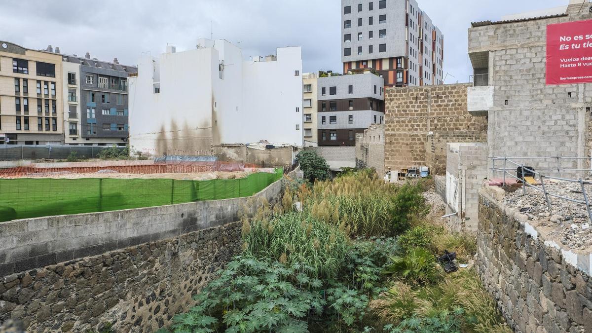 El inicio del paseo entre la plaza de América y La Cícer queda desierto